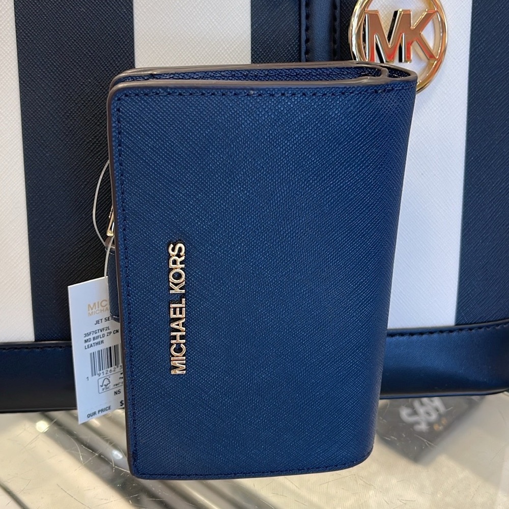 MICHAEL KORS
Medium Jet Set Travel Crossgrain Leather Bifold Zip Wallet
Navy
NWT